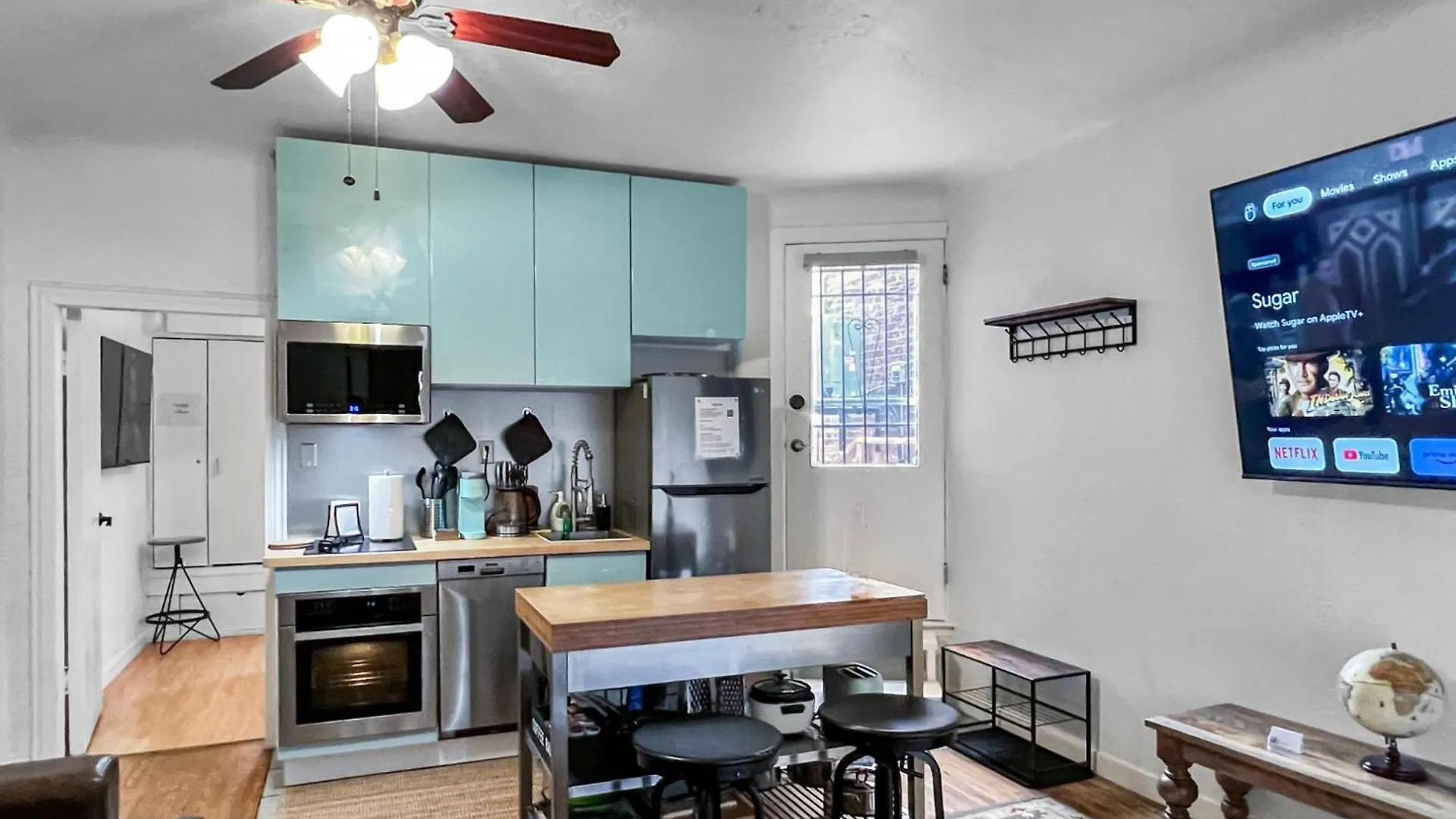 Cozy 2 Bedroom + 2 Bathroom Toronto Apartment