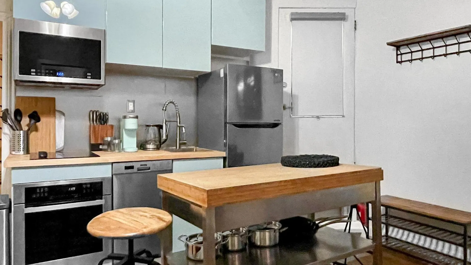 Cozy 2 Bedroom + 2 Bathroom Toronto