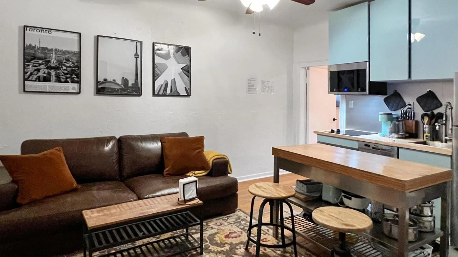 Cozy 2 Bedroom + 2 Bathroom Toronto Canada